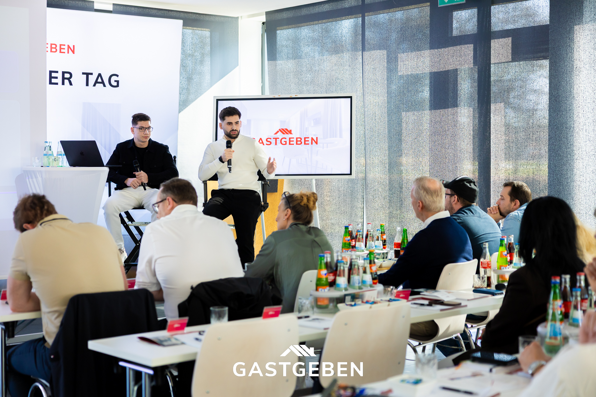 Leon und San Diego beim Vortrag auf dem gastgeben.de Event von Hendrik Kuhlmann